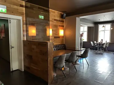Bord och sittplatser på restaurangen Salt og Pepper i Hønefoss