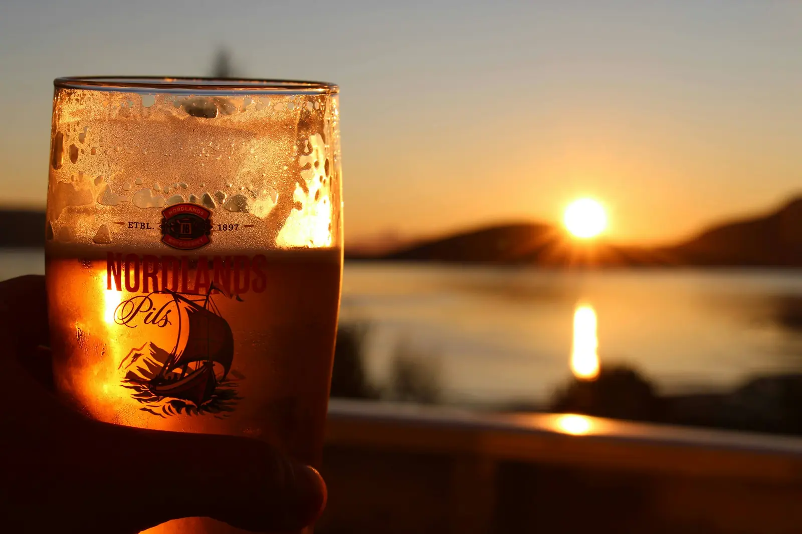 Öl vid solnedgång i Nordland i Norge