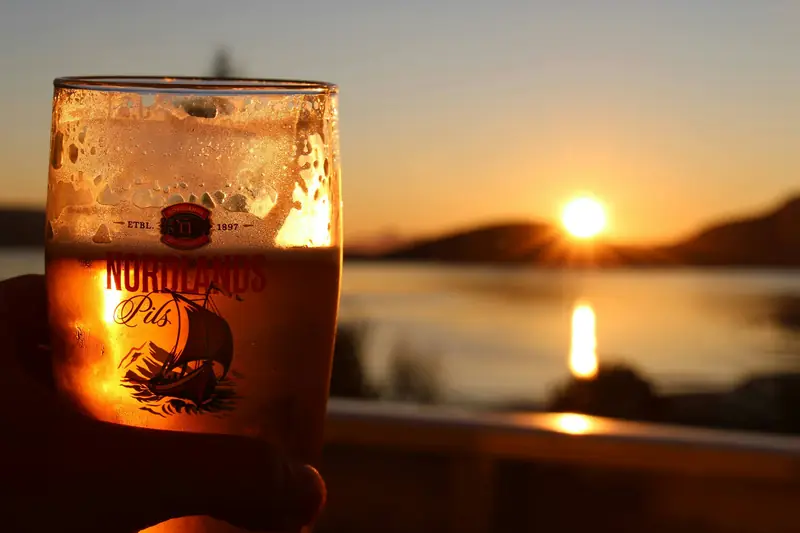 Öl vid solnedgång i Nordland i Norge