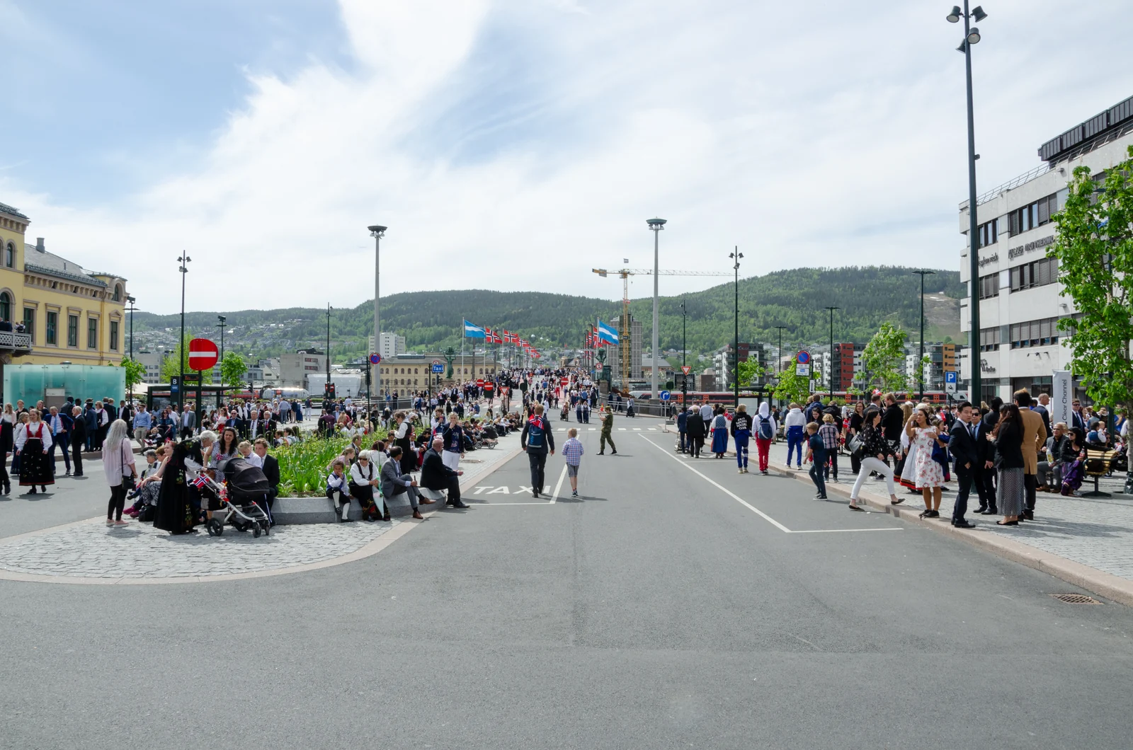 Folkliv och norska flaggor vid Bragernes torg i Drammen på 17 maj