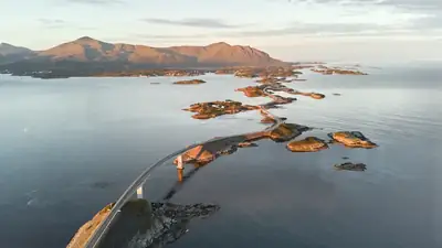 Atlanterhavsveiens broar mellan öar och skär, sedda ovanifrån