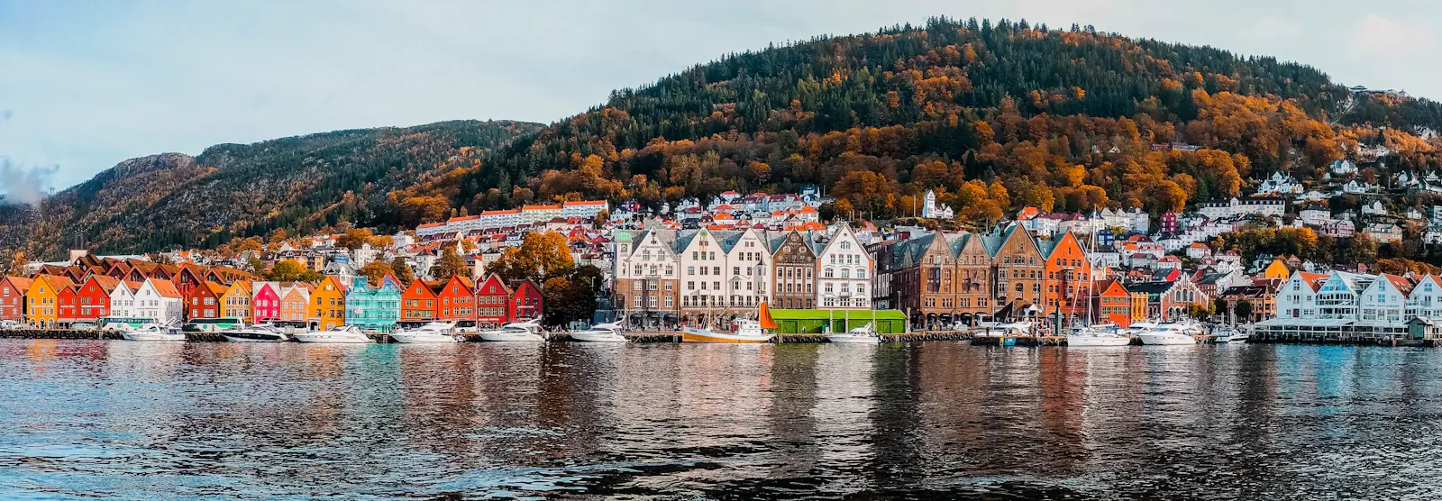 Bryggens färgglada trähus vid hamnen i Bergen