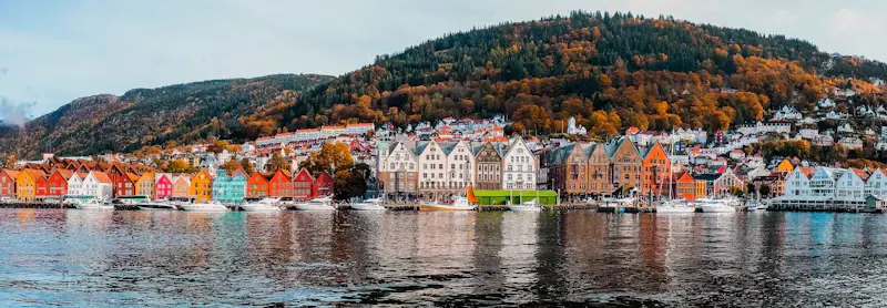 Bryggens färgglada trähus vid hamnen i Bergen