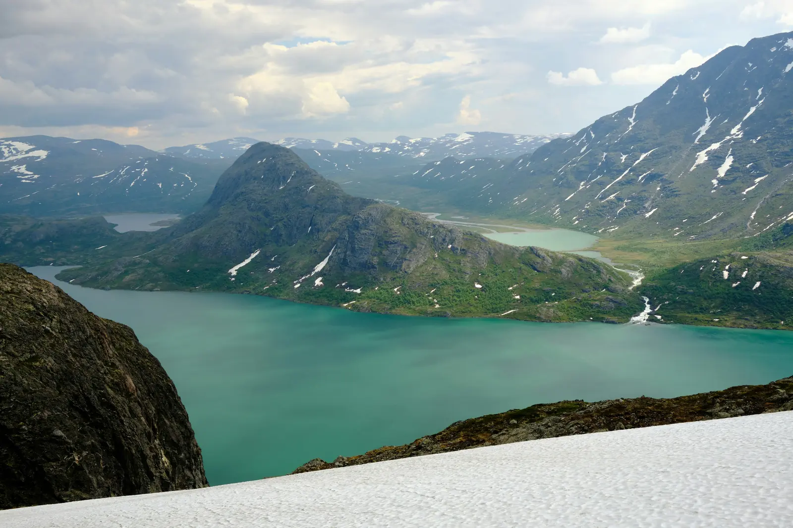 Sjö och fjäll vid Besseggen i Jotunheimen