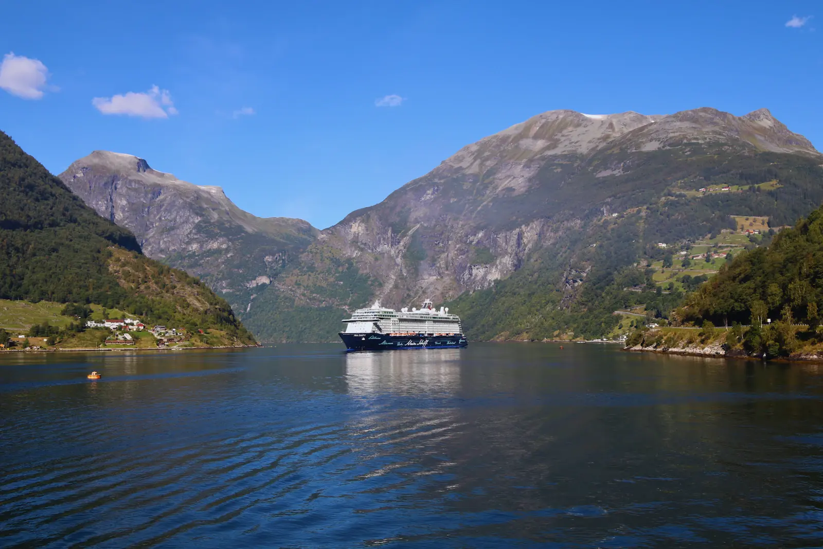 Ett kryssningsfartyg mellan fjällsidorna i Geirangerfjorden