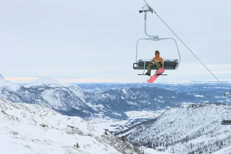 Skidlift och snötäckta pister i Hemsedal