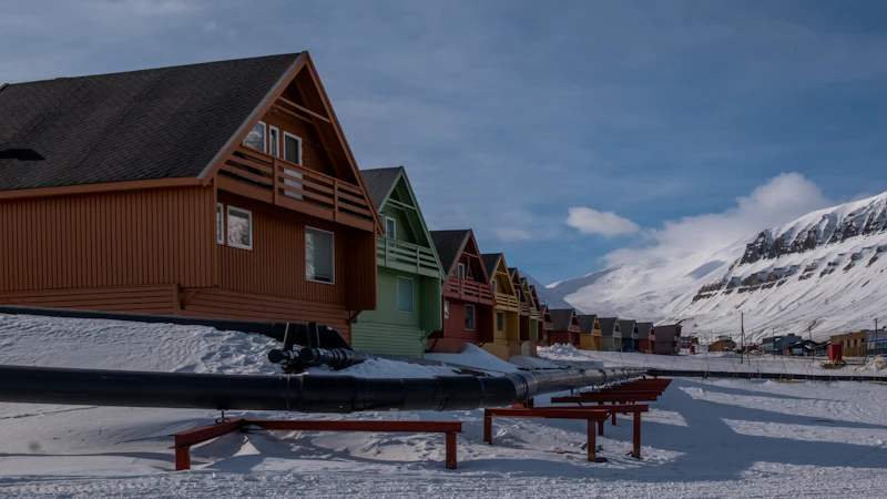 Färgglada hus och snötäckta fjäll i Longyearbyen på Svalbard