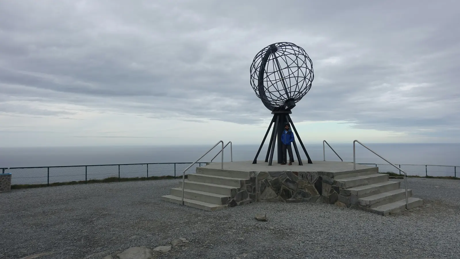 Globmonumentet på Nordkap under en grå himmel