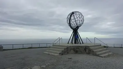 Globmonumentet på Nordkap under en grå himmel