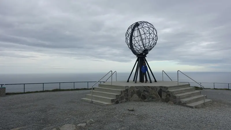 Globmonumentet på Nordkap under en grå himmel