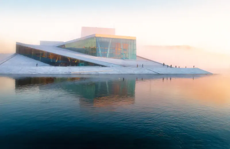 Operahusets vita tak och glasfasad vid vattnet i Oslo