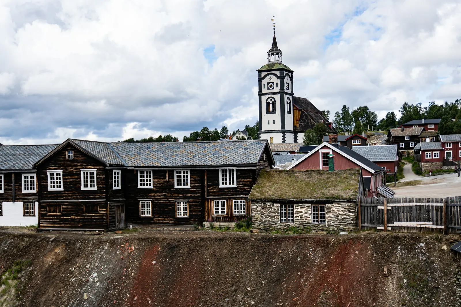 Røros kyrka och träbebyggelse under en molnig himmel