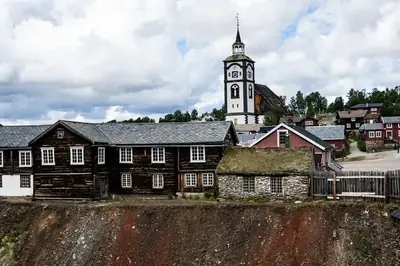 Røros kyrka och träbebyggelse under en molnig himmel