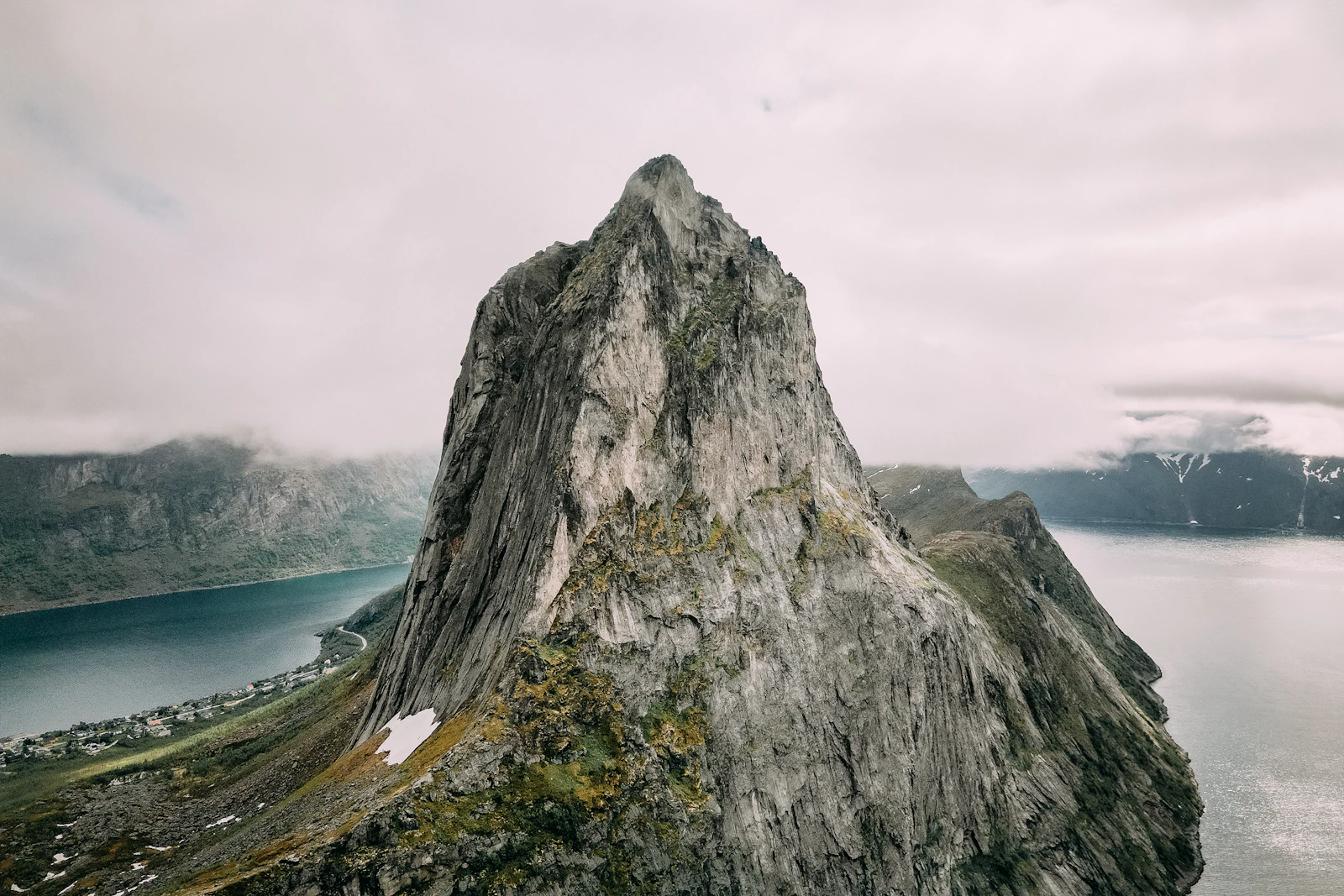 Seglas branta fjälltopp över fjorden på Senja