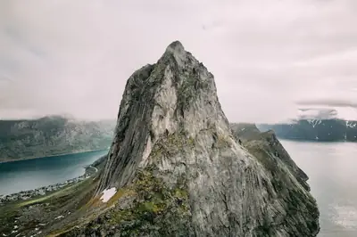 Seglas branta fjälltopp över fjorden på Senja