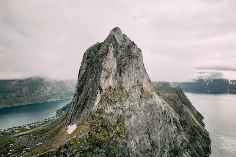 Seglas branta fjälltopp över fjorden på Senja