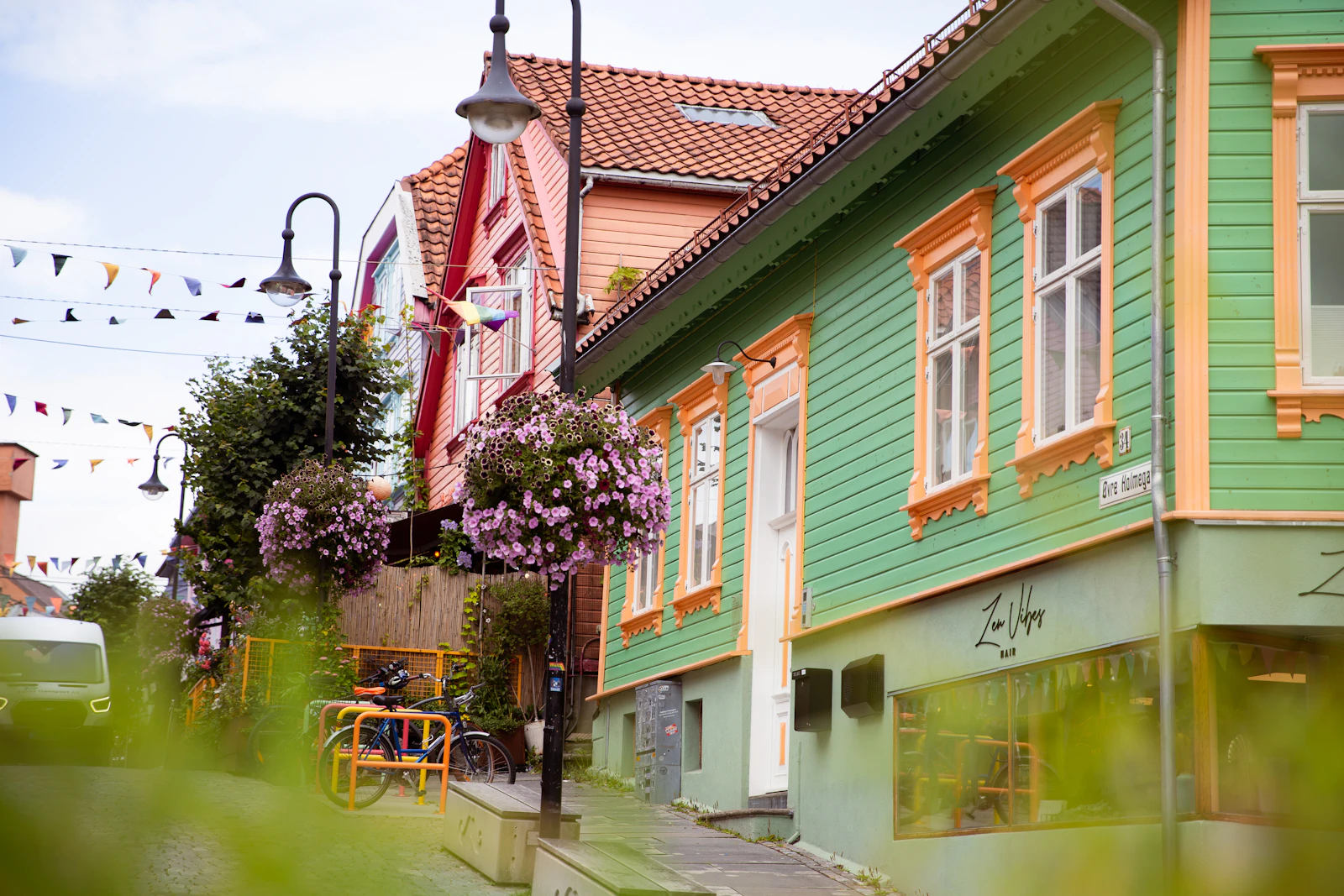 Färgglada trähus längs en gata i Stavanger