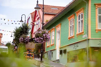 Färgglada trähus längs en gata i Stavanger