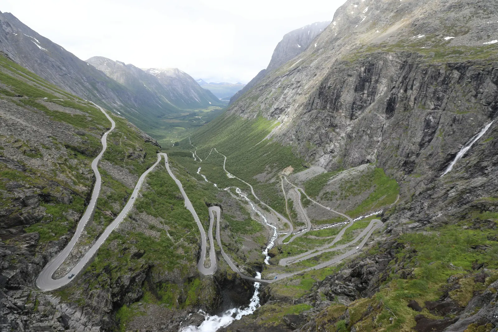 Trollstigens serpentinväg mellan branta fjällsidor