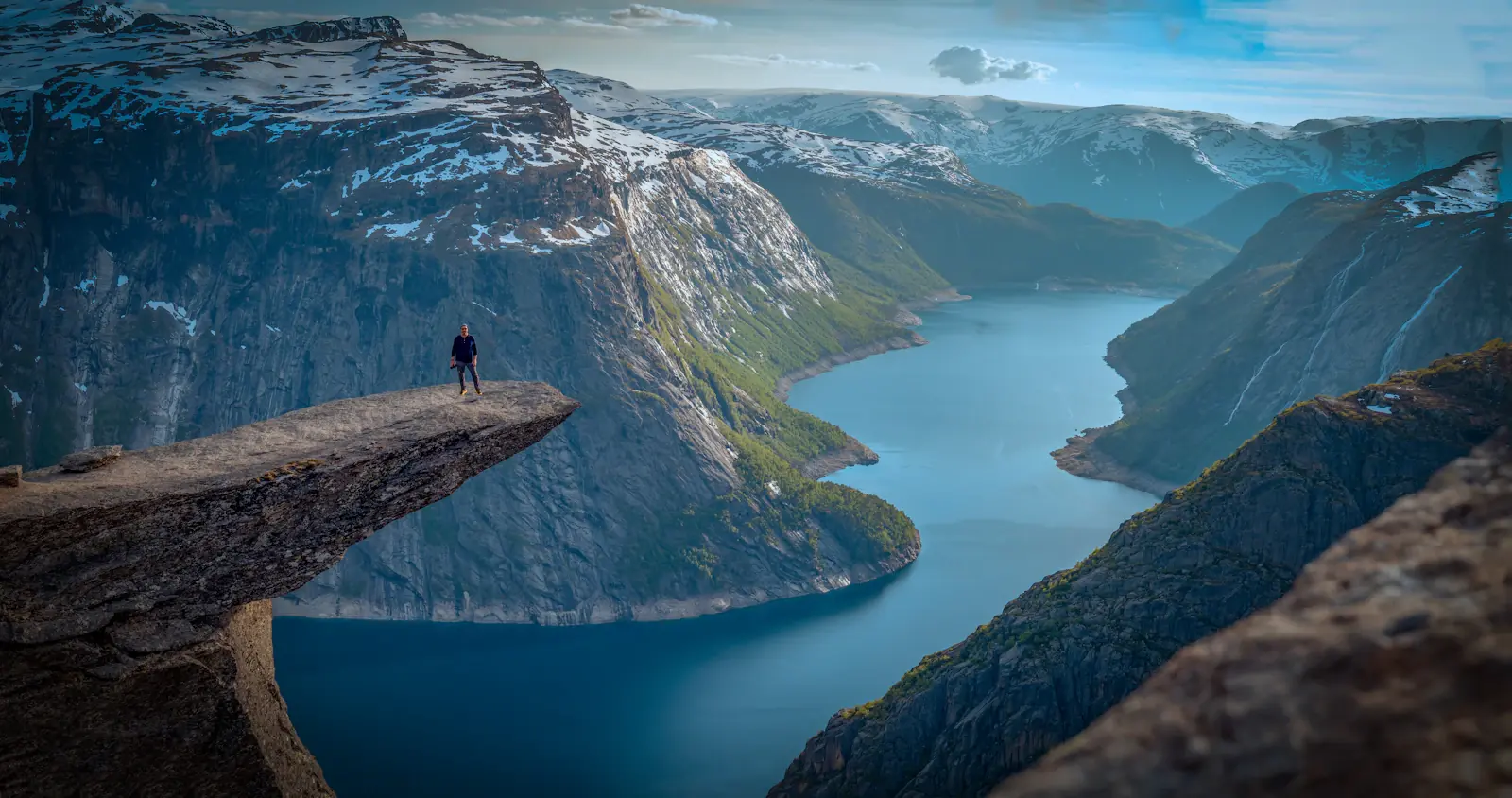 En vandrare på Trolltunga ovanför Ringedalsvatnet