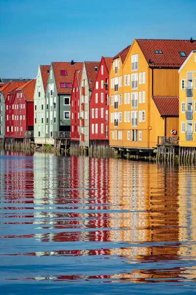 Trähus och bryggor vid Nidelva i Trondheim